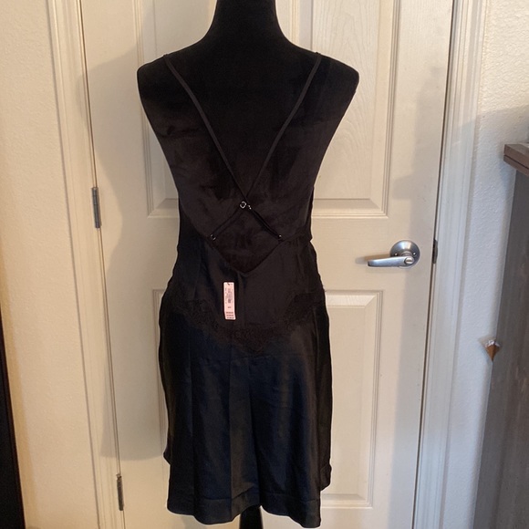 Victoria’s Secret slip. Black with pink and red flowers throughout. Size M NWT - Picture 2 of 4